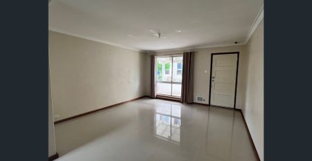 Villa in a perfect location with good size backyard and a lock up garage - Photo 2