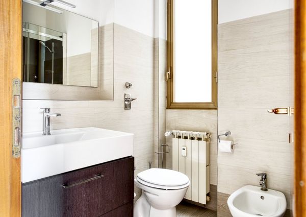 Spacious and bright single room in Via Ronchi