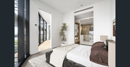 Luxurious Three Bedroom Apartment with City Views - Photo 4