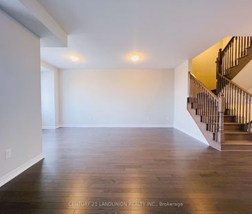 Townhouse For Lease | N8038376 - Photo 1