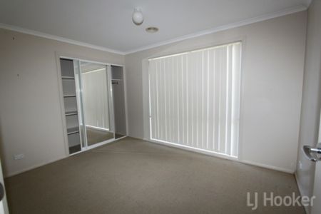 Impressive 3 bedroom ensuite townhouse with double garage - Photo 4