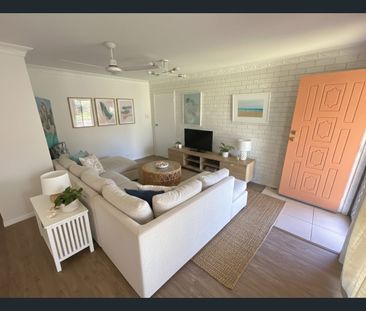 Retro-Coastal Beach Shack Vibes in Surfers Paradise – With shared a... - Photo 6