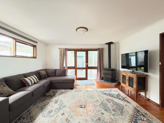 Double-Fronted Victorian with Lush Garden Escape - Available for a 6 or 9 Month Lease - Photo 1