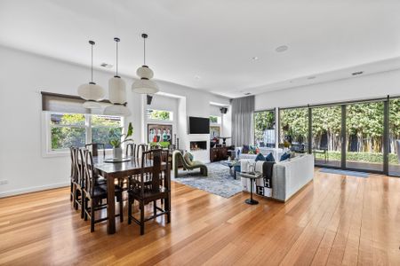 A Rare Luxury Rental Offering in Essendon’s Coveted Windy Hill Precinct - Photo 4