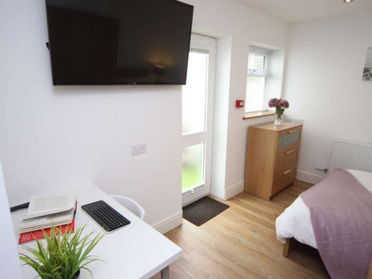 High Specification En-Suite Student Accommodation - A female house with all rooms having en-suites - Photo 1