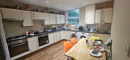 8 Bed - 35 St Michaels Road, Headingley, Leeds - LS6 3BG - Student - Photo 2