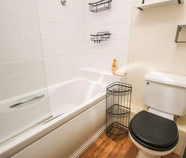 Oldwood Place, Livingston, EH54 - Photo 2