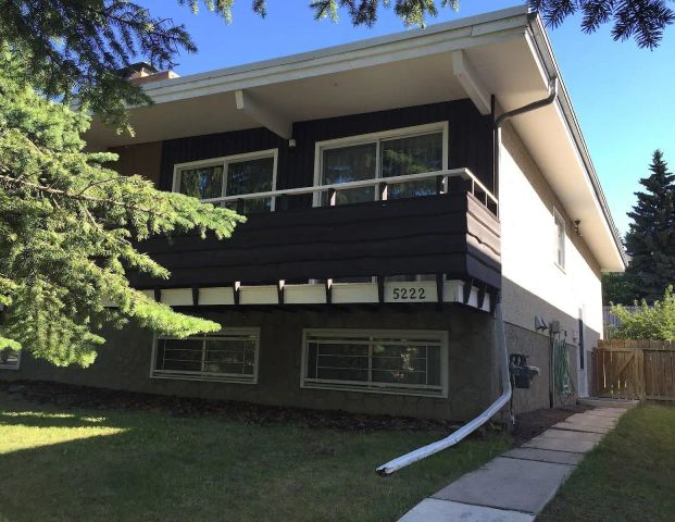 Excellent Location!!!Clean, bright, 4 bedroom , 2 bath duplex with Garage — 4 Bedrooms Duplex - Photo 1