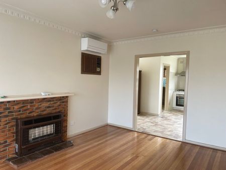 Charming 3-Bedroom Home in St Albans - Photo 5