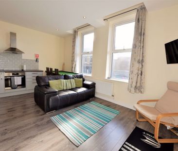 2 bedroom Flat in Otley Road, Leeds - Photo 3