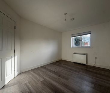 1 Bed Flat, Block, SO15 - Photo 1