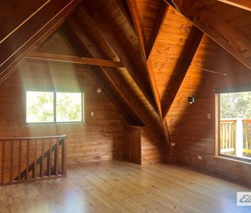 Cosy Coastal Cabin Living - Photo 6