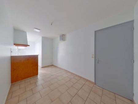 Location Appartement 4 pièces 107m² LUSSAC LES CHATEAUX 86320 - Photo 2