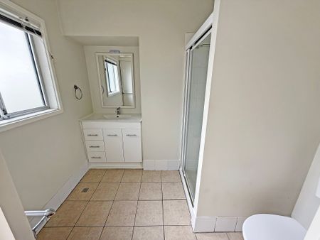 3-BEDROOM COTTAGE WITH STUNNING LAKE AND BUSHLAND VIEWS - Photo 4