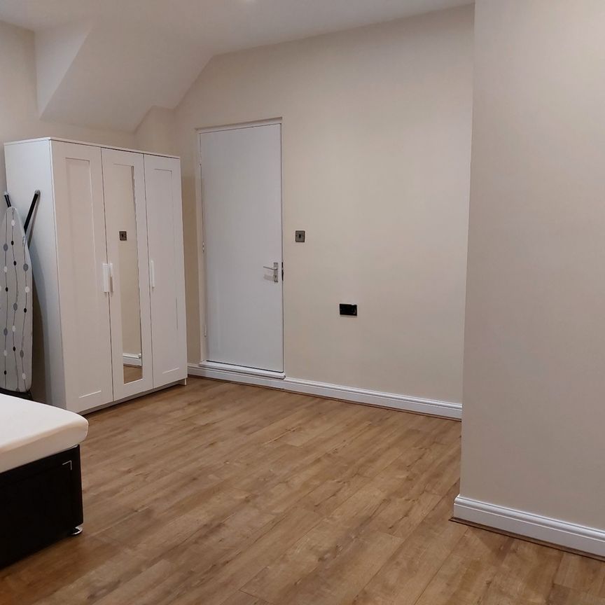 Room in a Shared House, Kenilworth Avenue, RG30 - Photo 1