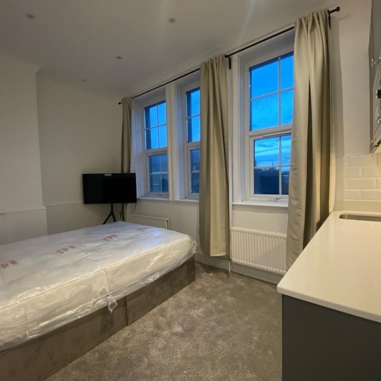 Studio Flat, Wandsworth High Street, SW18 - Photo 2