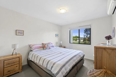 Light-Filled 2-Bedroom Apartment Overlooking Kingston Oval - Photo 3