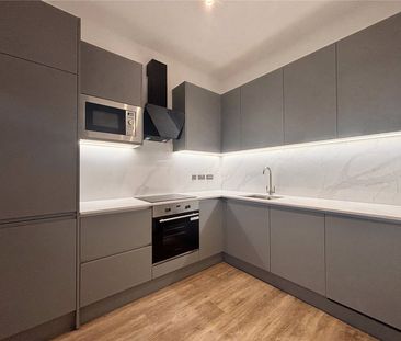 Roop House, Fleet, Hampshire, GU51 - Photo 5