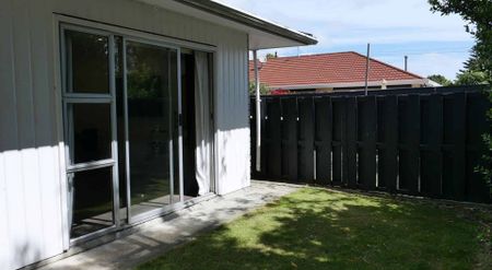 Modern, Refurbished Studio Units with Parking and Outdoor Space - Photo 3