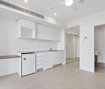 Fully Furnished Waterfront Studio Unit with Stunning Views! - Photo 2