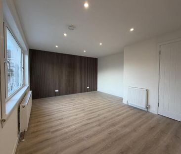 3 bedroom end of terrace house to rent - Photo 2