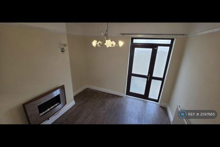 3 bedroom terraced house to rent - Photo 3