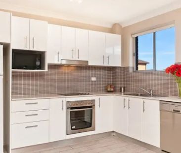 Modern Two Bedroom Security Apartment - Photo 4