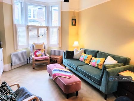 1 bedroom in a house share to rent - Photo 2