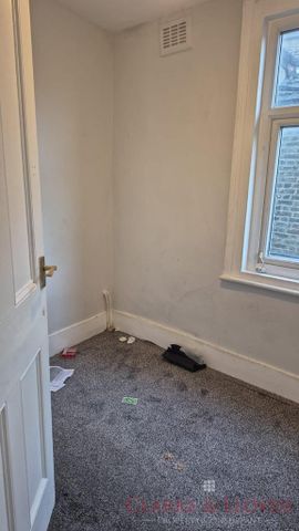 3 bedroom flat to rent - Photo 3