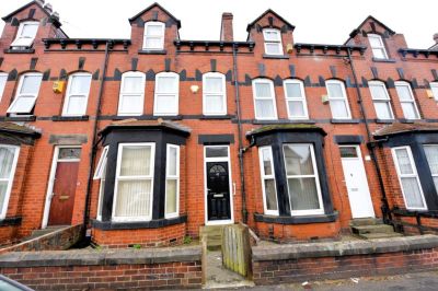 4 bedroom House in Walmsley Road, Leeds - Photo 1