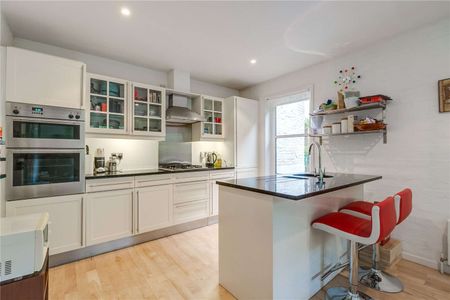 A charming three bedroom mews house ideally located close to local shops and excellent transport links. - Photo 2