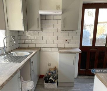 2 bedroom semi-detached house to rent - Photo 6