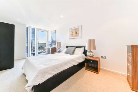 A bright two bed penthouse apartment with a large roof terrace with panoramic views across London. - Photo 5