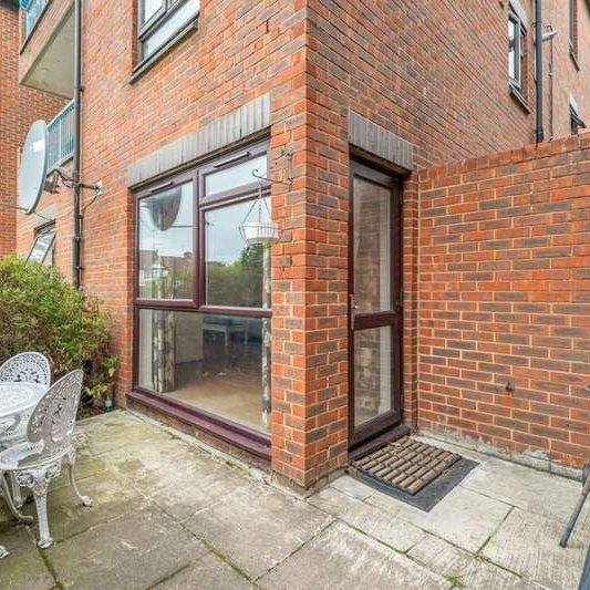 Friern Park, North Finchley, N12 - Photo 1