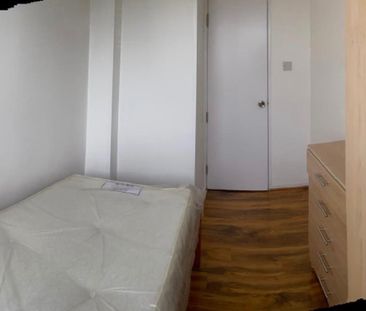 Room in a Shared Flat, Hersham Close, SW15 - Photo 1