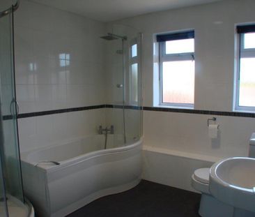 2 bedroom Flat To Let - Photo 5