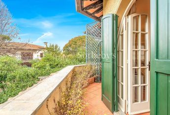Elegante villa con giardino a due passi dal mare