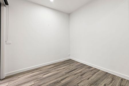 Modern & Bright with Compact Comfort! - Photo 3