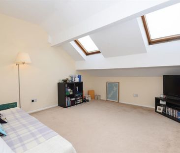 2 bedroom Flat To Let - Photo 2