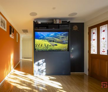 Stunning 3-Bedroom Villa in a Quiet Street with Modern Upgrades and... - Photo 4