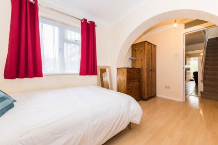 £802 p/w (£3,475 pcm) - Photo 4