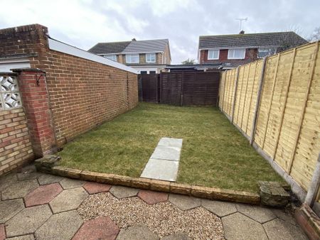 3 bedroom semi-detached house to rent - Photo 4