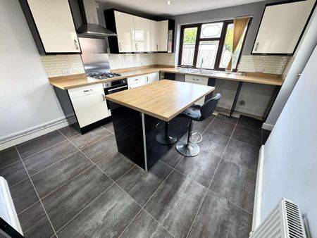3 bedroom semi-detached house to rent - Photo 4