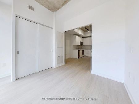 195 McCaul Street #712 - Photo 4