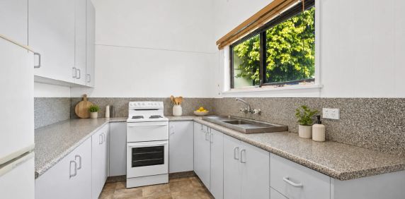 Beach side classic in cul-de-sac location - Photo 2