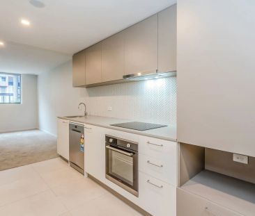 One Bedroom Apartment, Walking Distance to Shops - Photo 5