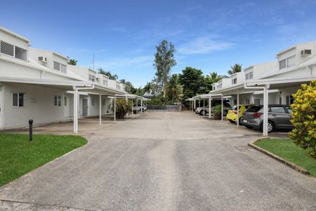 Refurbished Townhouse - Fully Airconditioned - Carport - Pool - Photo 3