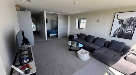 Move in ready! Amazing location with Harbour Views - Photo 2