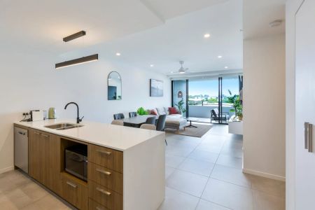 Welcome to your Fully furnished Lifestyle Retreat in Hope Island. - Photo 3