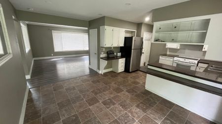 Charming 3 Bedroom Upper - Photo 5